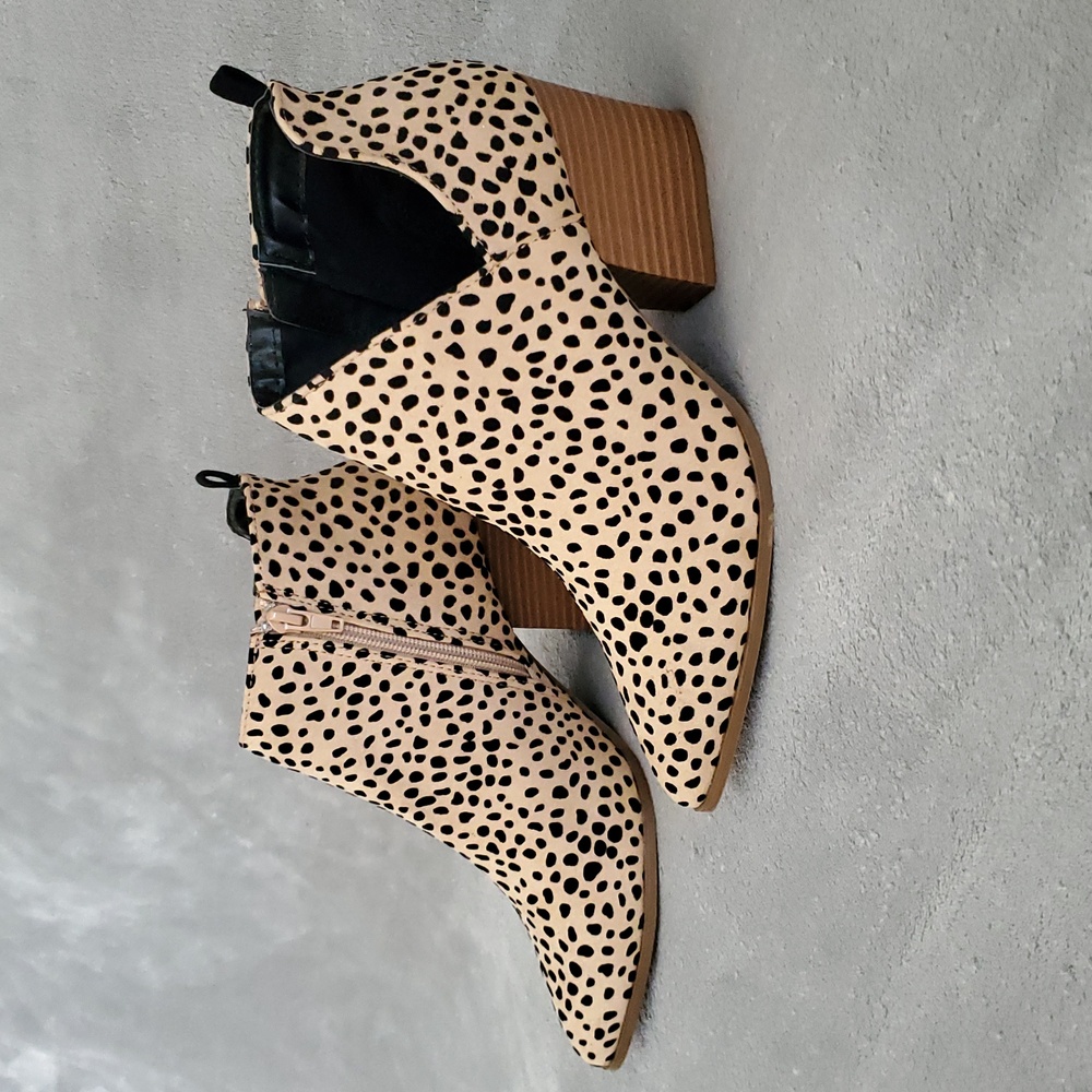🆕️ QUPID Nava Leopard Tan & Black Faux Suede Cut Out Ankle Zip Booties SIZE: 7